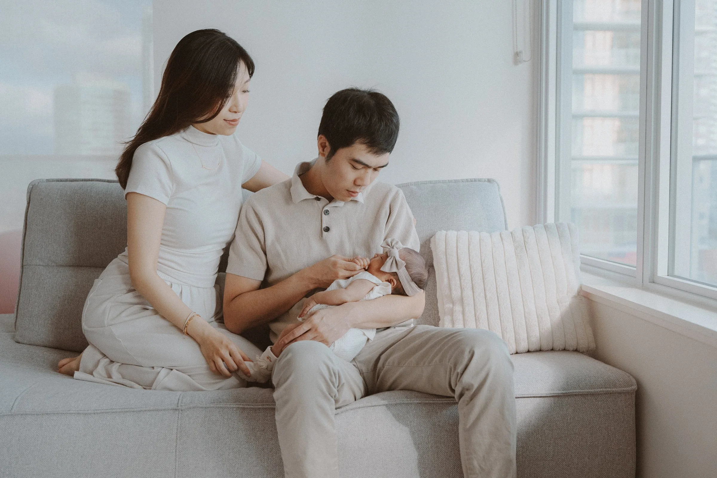  Quiet moments at home: Tata and Erik cherishing their newborn baby girl in a warm and natural setting. 